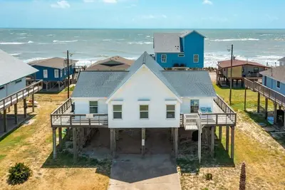 Image de Gleaming Ocean Views From Huge Seaside Deck!