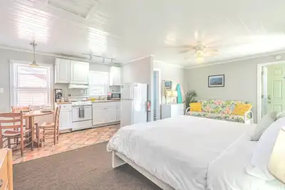 Image de Hotel Room: King Bed/Futon/Kitchenette, close to beach!