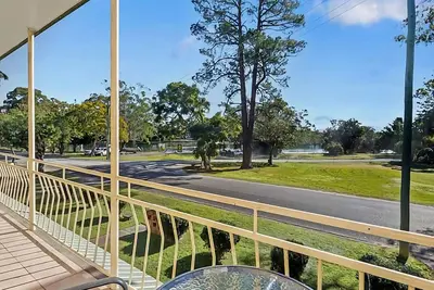 Image de Ernorna Court is a beautifully renovated, clean and bright apartment facing the Kalang River in Urun