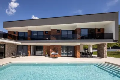 Image de Villa Nella Foresta with private 66sqm heated pool, Whirlpool, Tennis court, Gym, Billiards, 4 en-suite bedrooms