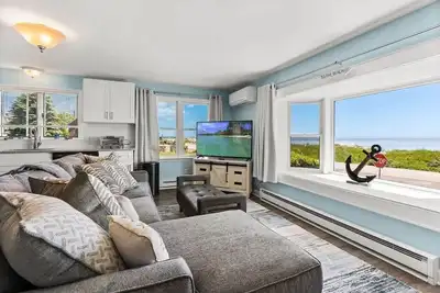 Image de Snug Seaside | Views From Couch | Walk to Beach