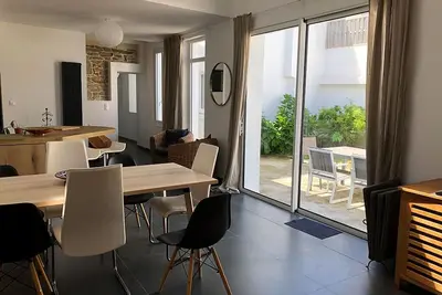 Image de Triplex de type maison, près des remparts, avec cour et terrasse ensoleillée.