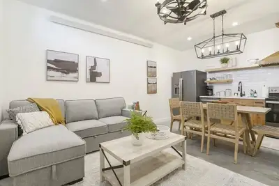 Image de Alpine Den! Private Flat Walk to South Main!