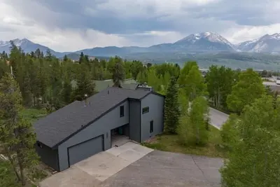 Image de Updated Home in Downtown Dillon Private Hot Tub,