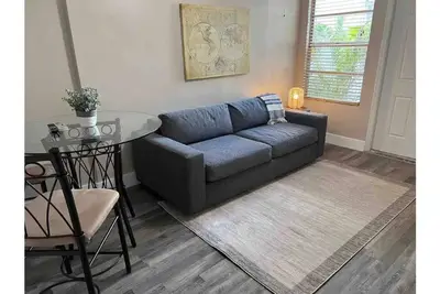 Image de Furnished Hollywood unit 1/1, 2 Exterior patios for mid/ long-term