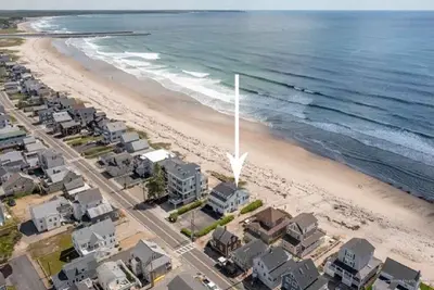 Image de Beachfront, Lots of Parking, 4 Bedroom / 2 Bathrooms / Sleeps 8+