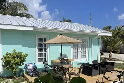 Image de Newly renovated cottage steps from the water