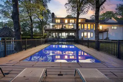 Image de Ultimate Lakeview w/ Private Outdoor Pool, Hot Tub, Yard, Karaoke, Billiards, Arcade & Free Tickets
