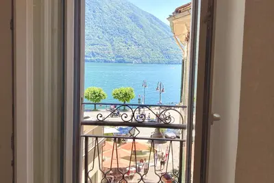 Image de A window to the lake