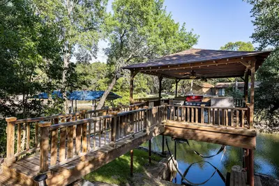 Image de 4-bedroom Lakehouse with boat dock