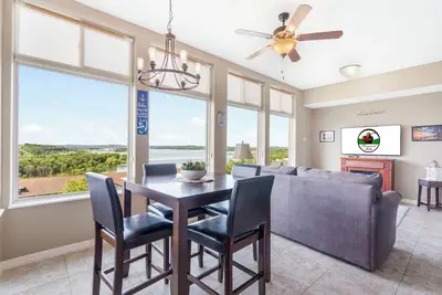 Image de Lake Days Await • Sunroom + Deck • 2br Luxury Condo • Sleeps 8