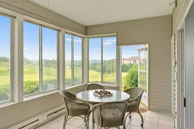 Image de Stunning Golf Course View •  Sunroom • Ticket & Golf Savings!