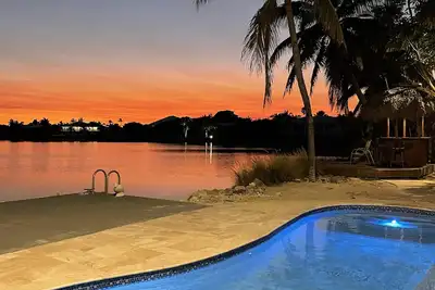 Image de Luxury Waterfront Home with Amazing Pool, Tiki Bar & Sunsets! !