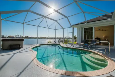 Image de Villa Waterfront– Heated Pool & Spa | Waterview | Boat Rental + Tours Voucher Incl.