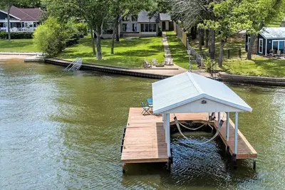 Image de Waterfront 1 level Lakehouse with 108' of Unobstructed Views & Huge Shaded Yard