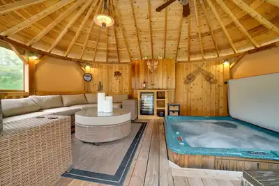 Image de 'Moose Lodge' Cabin w/ Entertainment Gazebo!