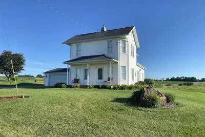 Image de Family owned and operated spacious Farm House with a modern decorative flair.