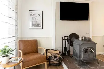 Image de Gorgeous & Cozy Mountain View with Wood Stove! Ski / Hiking / Wi-Fi / Pool