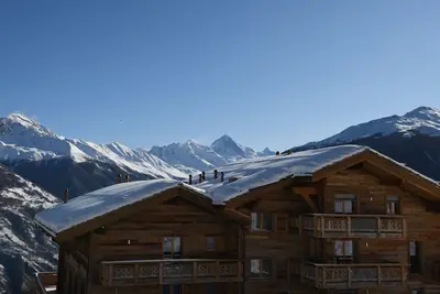 Image de Les « Aiguilles Rouges », situé à 1750 mètres d’altitude, est l'un des premiers immeubles à voir le