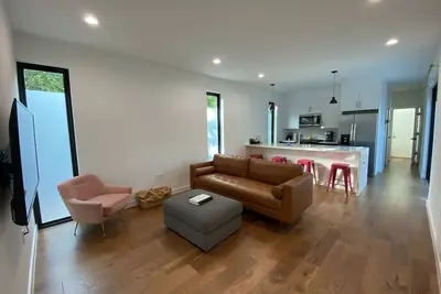 Image de Walk to East Austin restaurants + pets welcome