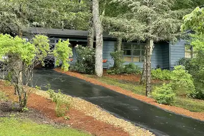 Image de Renovated Highland’s cottage - private and 3 minutes from downtown!