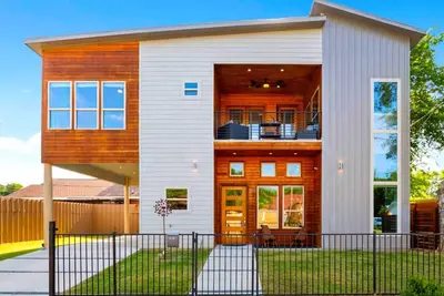 Image de Ultra-modern two-story Dallas home with soaring ceilings, indoor/outdoor living, three bedrooms with walk-in closets, smart TVs, cooling memory foam mattresses, city skyline views, and a quiet, private setting near Trinity Groves.
