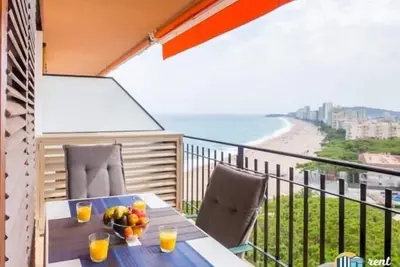 Image de Appartement Panoramic en bord de mer avec accès direct à la plage.
