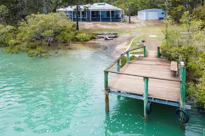 Image de Toogoom Retreat - Absolute Riverfront - Sleeps 6-8 - Boat Ramp - Wi-Fi - Pets