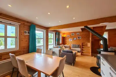 Image de Chalet lumineux avec poêle à bois et Wifi gratuit - 6 à 8 personnes - Garage