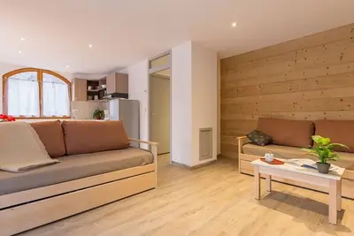 Image de Appartement Rénové Proche des Pistes à Briançon - Wifi Gratuit, Terrasse, et Parking Disponible