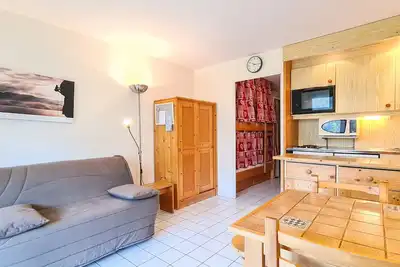 Image de Studio rénové avec balcon proche des pistes, casier à ski