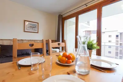 Studio rénové avec Wifi gratuit, balcon & accès direct aux pistes à Briançon