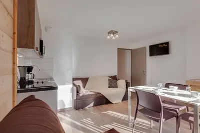 \"Studio rénové au pied des pistes à Briançon, proche centre, balcon sud, wifi gratuit\"