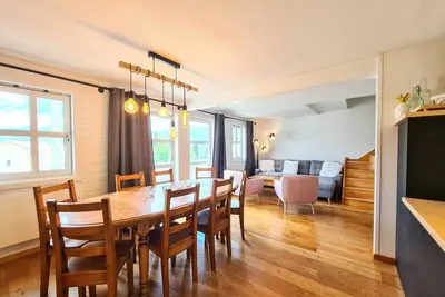 Image de Chalet spacieux avec poêle à bois, Wifi gratuit, terrasse, garage et proche des pistes