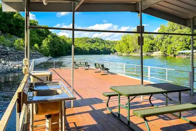 Image de All-Season Sunroom! Lakefront Gem 5 Mi to 76 Strip