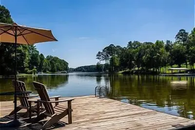 Image de Dare to dream with a full dock on Lake Oconee