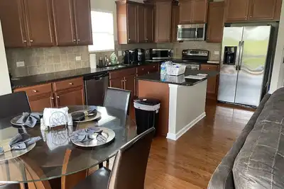 Image de Peaceful 4 Bedroom house with Backyard, Tv, Living Room Set, and More! !