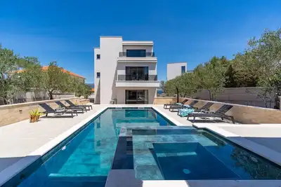 Image de Villa Lady Maris with heated pool, 70m from beach