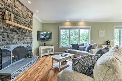 Image de Elegant Middlefield Getaway w/ Game Room!
