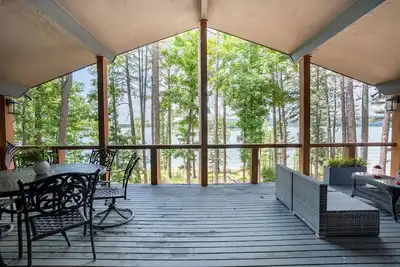 Image de 5 Bedroom + 3 Bathroom Greers Ferry Lakefront Home with Beautiful Shoreline!