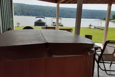 Image de Relaxing, Fun, Comfortable Home on 50 ft. Flat Waterfront. 25 steps to the lake!