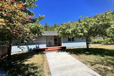 Image de Riverfront 3 bed/2 bath home, relaxing and peaceful, new furnishings and paint
