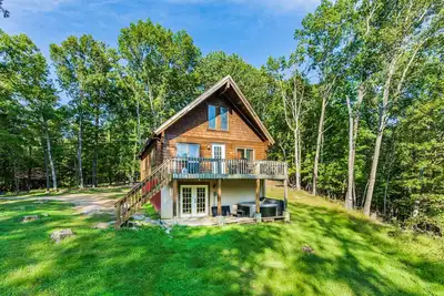 Image de Large Cabin w Hot Tub, Pond, Deck, Fire Pit, WiFi