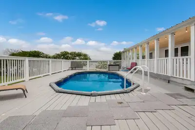 Image de Lakefront Property with a pool & hot tub!