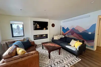 New & Stylish 2 bedroom condo with great views. Close to downtown & ski lifts