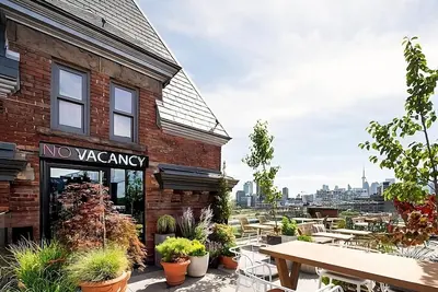 Image de Enjoy Skyline Views from the Rooftop Bar! 4 Comfortable Units, Coffeehouse