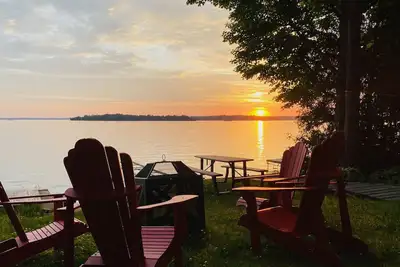 Image de Unwind Recharge Repeat│family-friendly lakefront cottage sleeps 8 adult and plus