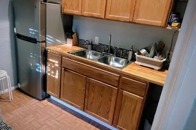 Image de Entire place with parking close to all the fun