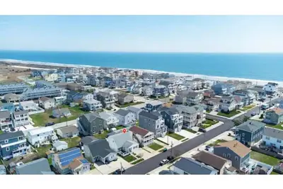 Image de Newly Renovated Condo 2 Bd/1Bth - 1. 5 Blocks to Beach