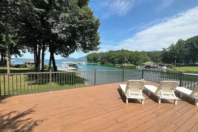 Image de A Perfect Location! Sloping lot, mountain view, and great cove!